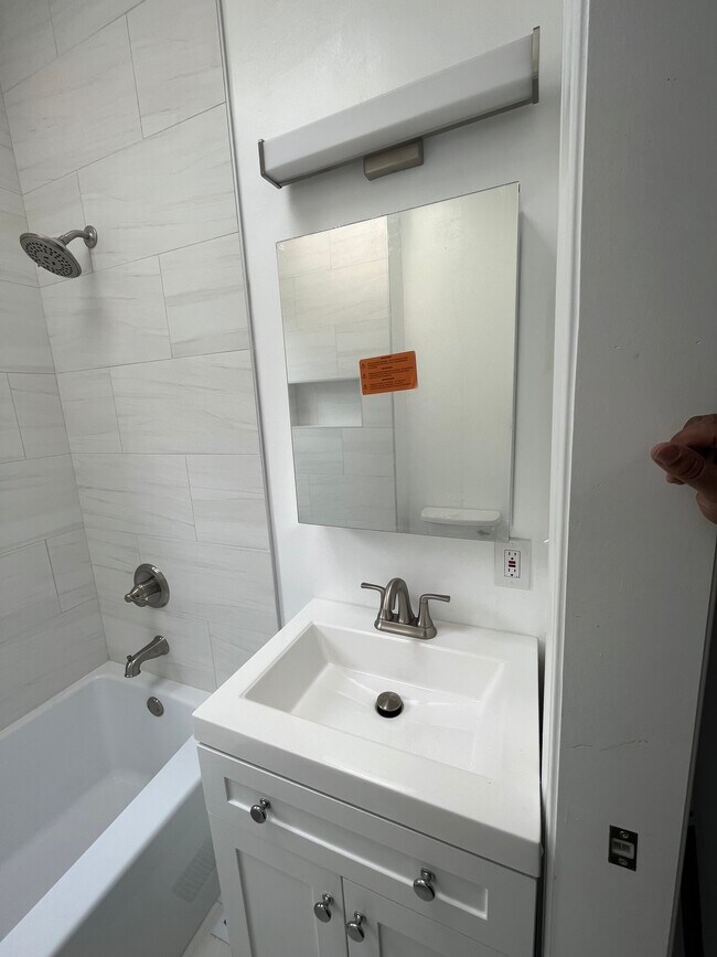 Building Photo - 1006 F St NE