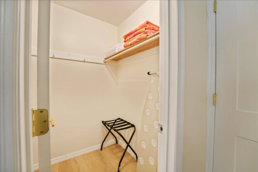 Building Photo - 113 Base Ave W