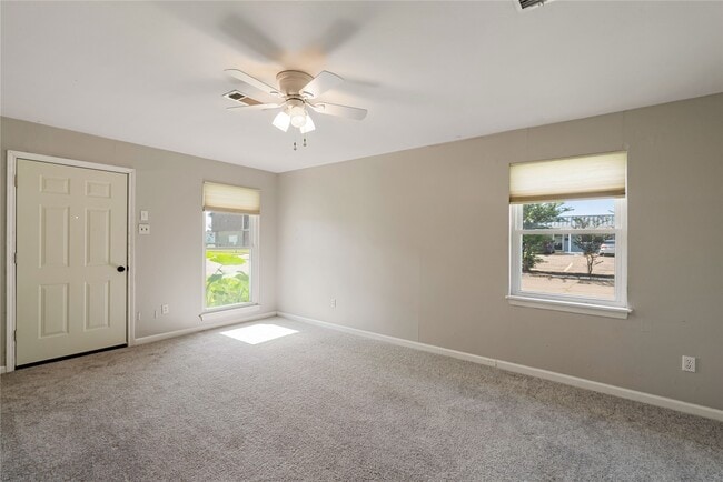 Building Photo - 2210 Chestnut Ln