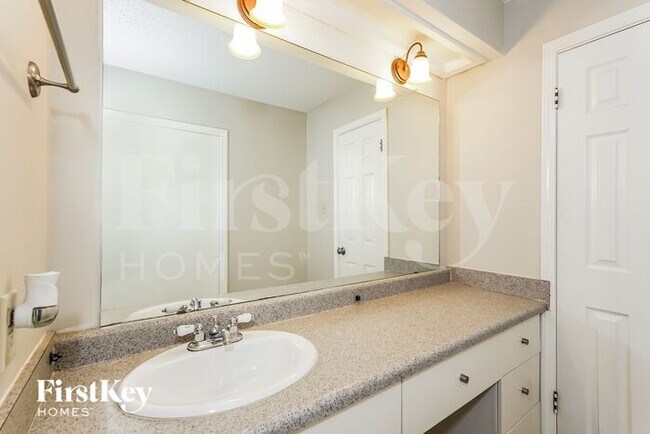 Building Photo - 2012 Garden Oaks Dr