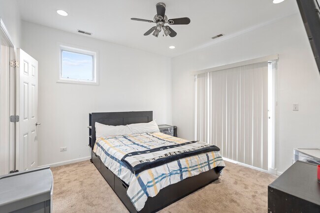 Building Photo - 2539 W Warren Blvd