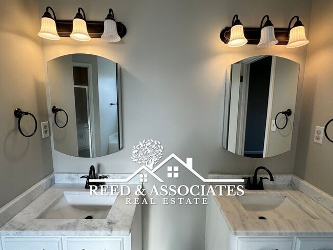 Building Photo - 3 Bedroom + Bonus in Collierville!