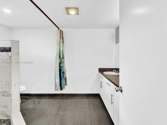 Building Photo - 770 NE 199th St