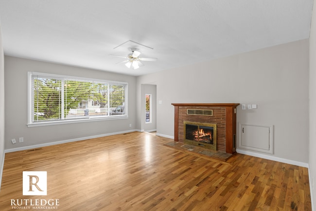Building Photo - 3 Bedroom / 2 Bath - Ranch Style Home West Medford / Huge Back Yard!