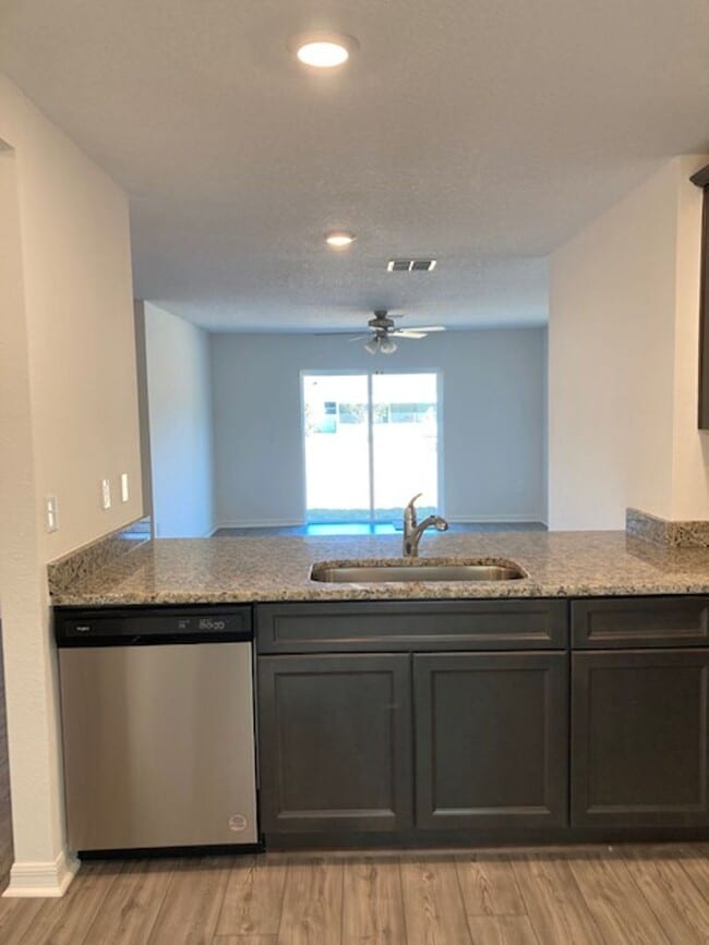 Building Photo - Like New 3/2/2 house with a screened in porch.