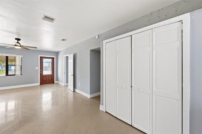 Building Photo - 740 E Evanston Cir
