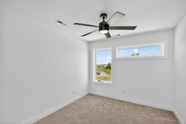Building Photo - 1130 NW Sproul Dr