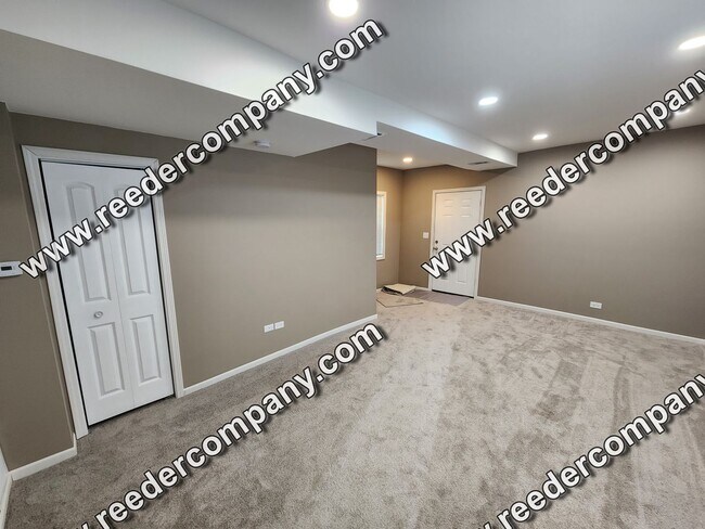 Building Photo - 4441 Sheffield Ave