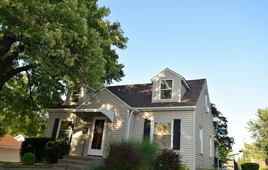 Primary Photo - 2325 N Marquette St