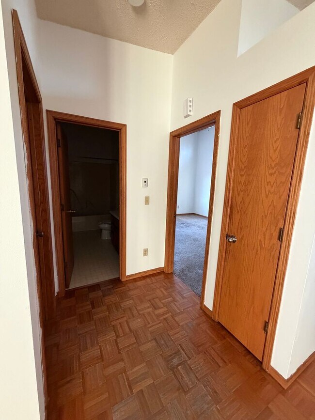 Building Photo - 3 Bed/2 Bath in Iowa City