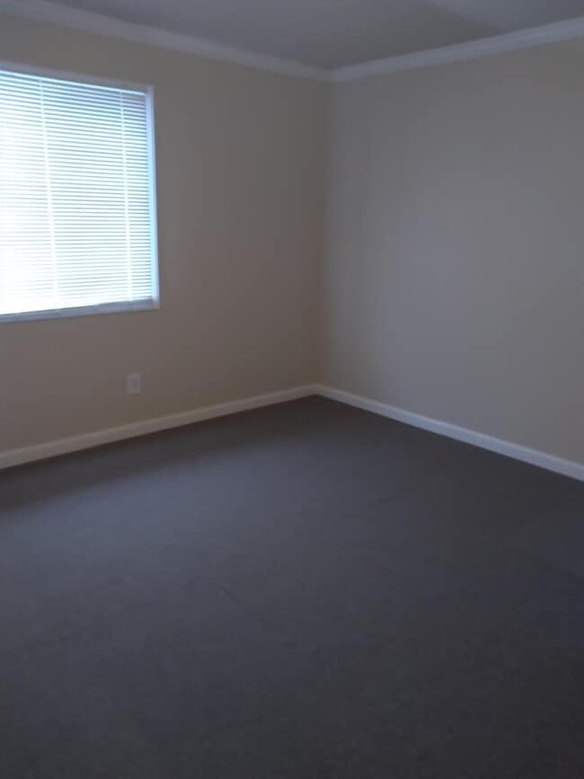 Building Photo - 711 S Poplar St