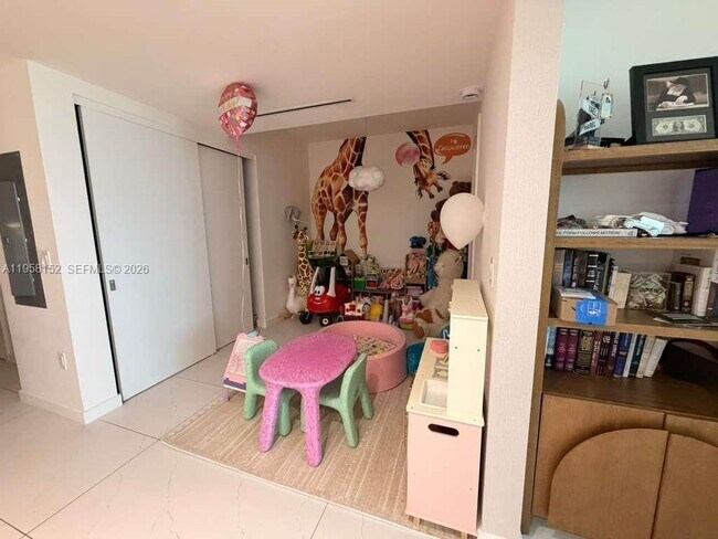 Building Photo - 9901 W Bay Harbor Dr