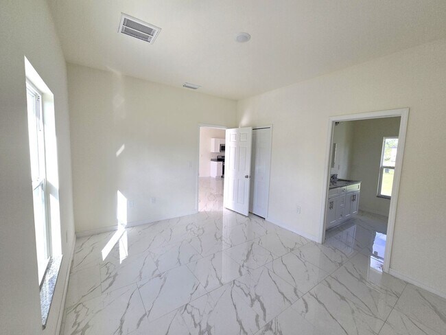 Building Photo - Great location in Lehigh Acres-Three Bedroom 2 bath/ Large Back yard!