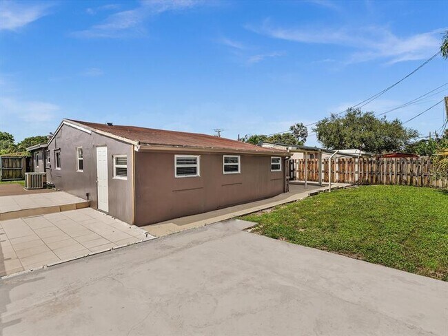 Building Photo - 6661 Meade St