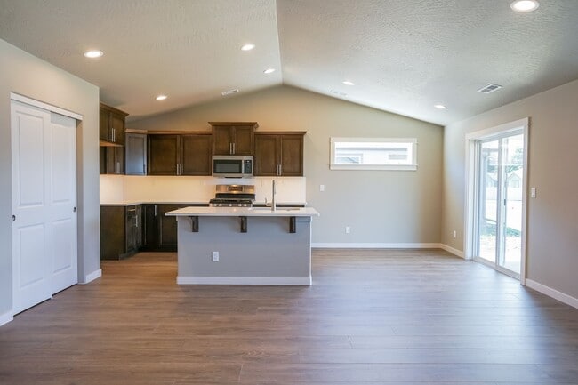 Building Photo - 3 Bedroom, 2 Bath Home  Built in 2022 - Po...