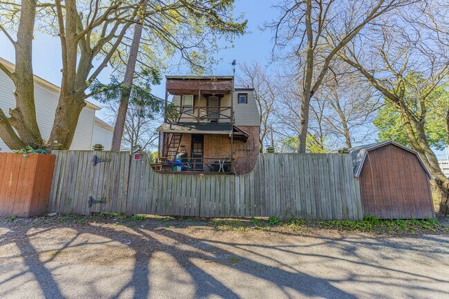 Building Photo - 724 3rd Ave