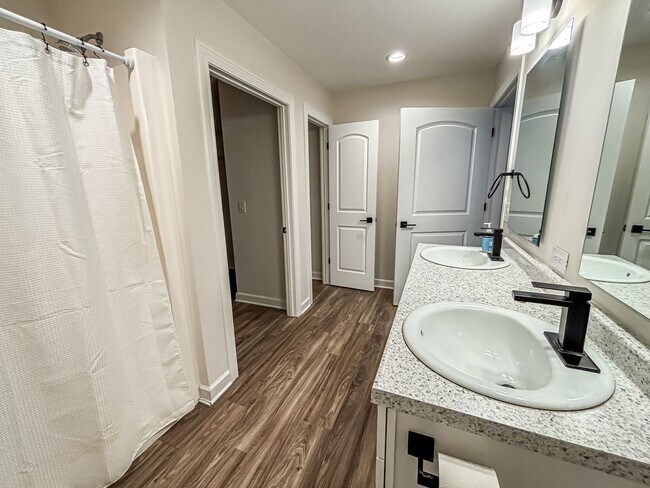 Building Photo - 3 Bedroom Town Home