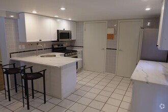 Building Photo - Fully Updated 2BR Apt