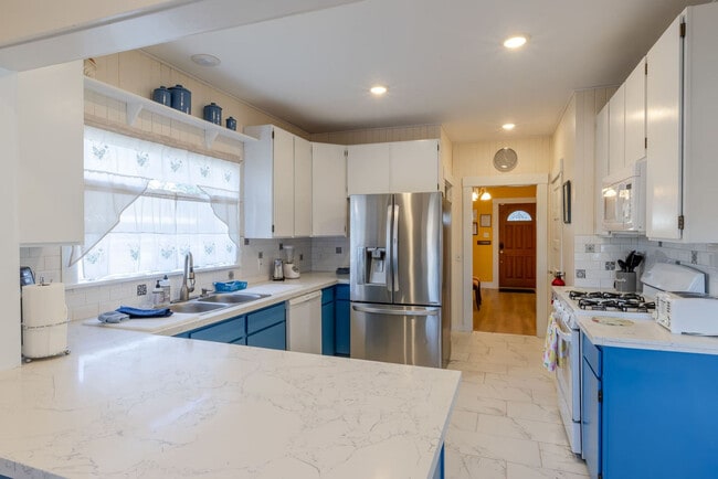 Building Photo - 640 S Columbia St