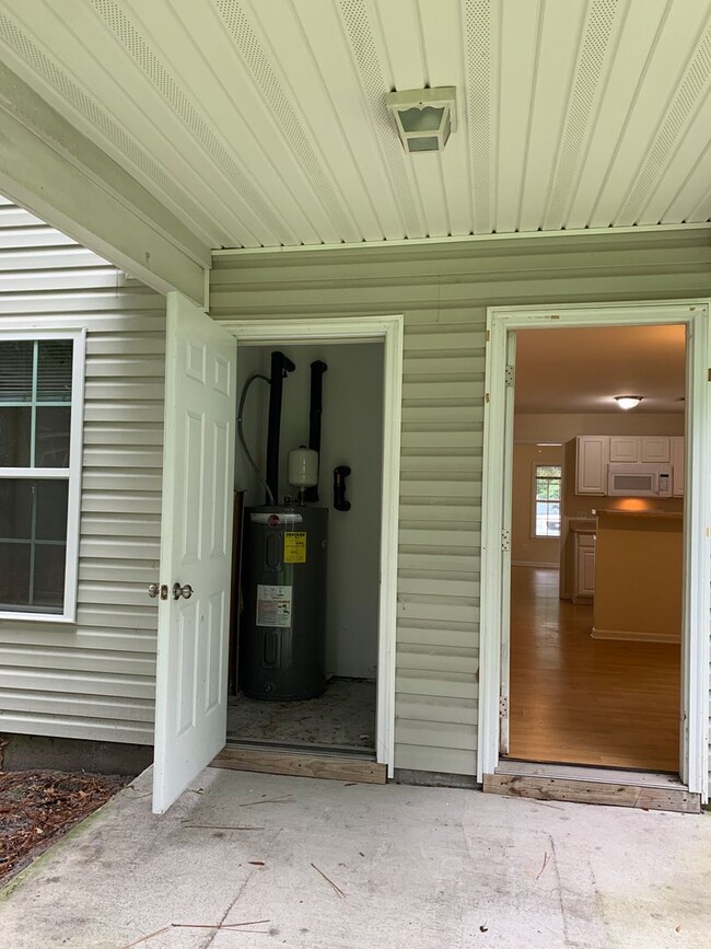 Building Photo - $500 OFF 1ST MONTHS RENT! Lawncare INCLUDED! 3 Bedroom, 2 Bath House