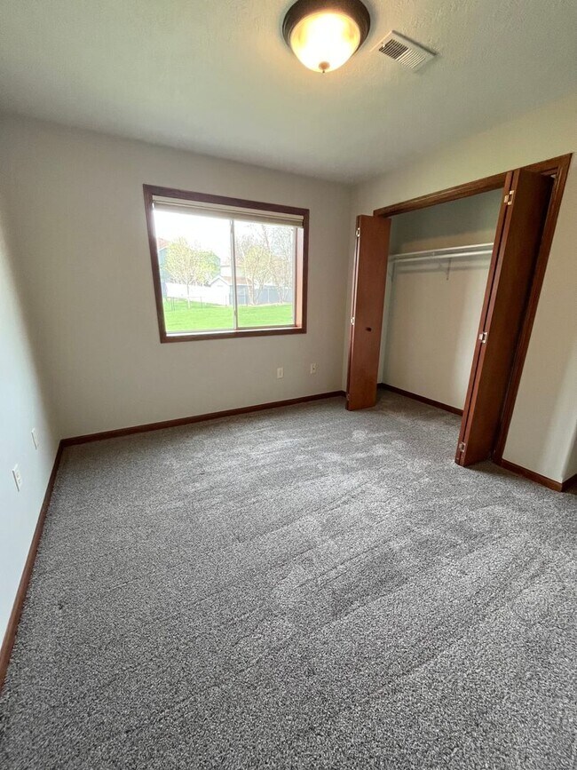Building Photo - Ground Floor 2 Bed Condo with Attached Garage!