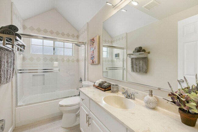 Building Photo - Spacious 3 BD/3 BA Furnished Home Near Mission Beach 9-Month Lease