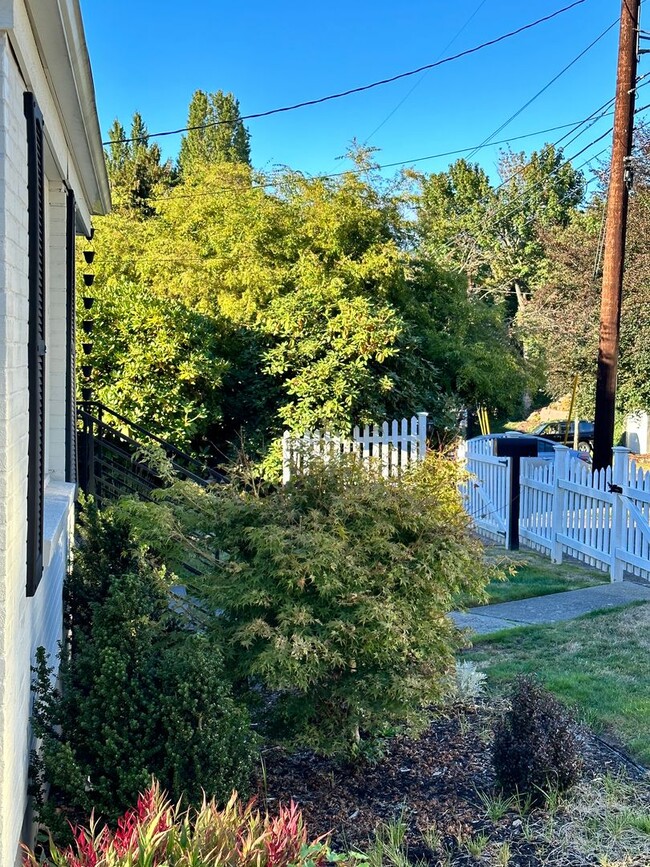 Building Photo - Madison Valley Bungalow