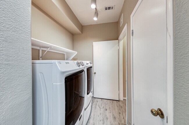 Building Photo - 673 Peachy Canyon Cir