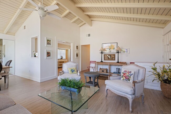 Building Photo - Beautifully updated two bedroom two bath in the heart of Santa Barbara!