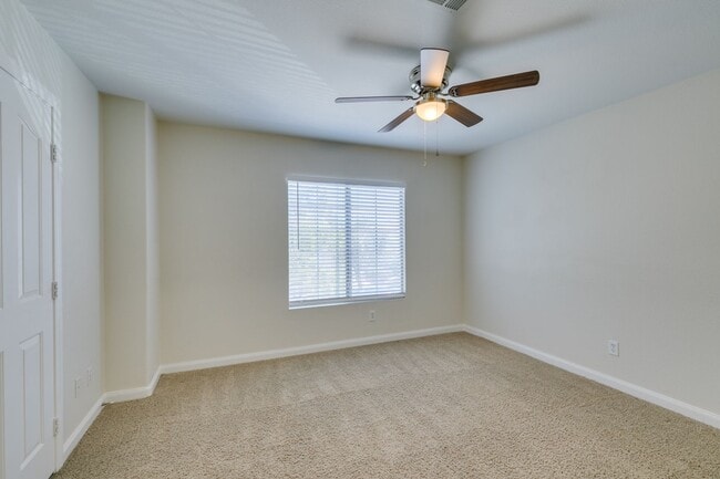 Building Photo - 3 Bedroom 2.5 Bathroom Townhouse in Henderson.