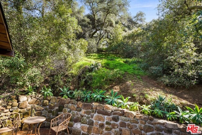 Building Photo - 764 Old Topanga Canyon Rd
