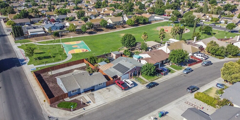 Side to a Park - 299 Tangelo St