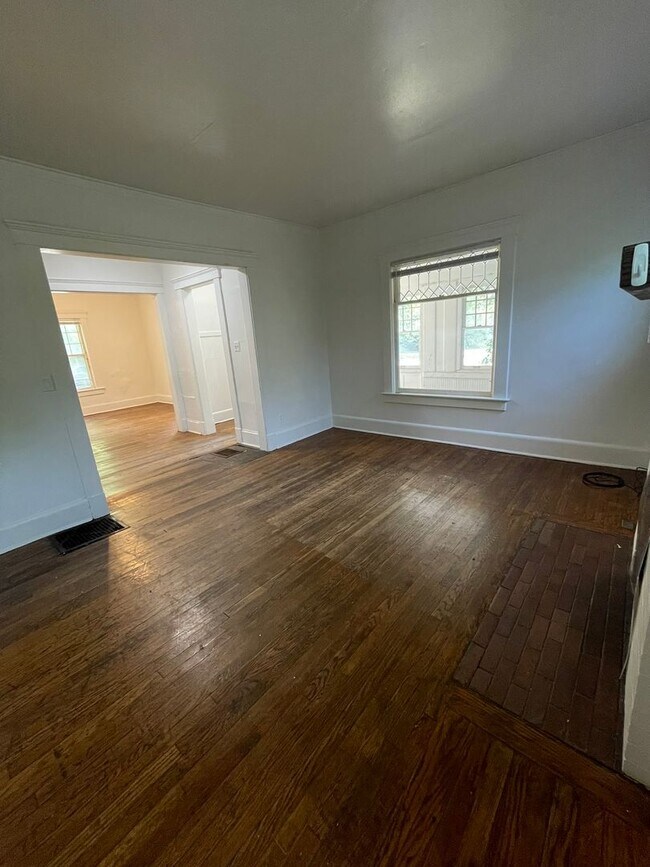 Building Photo - Spacious Home Near U-M | Large Bedrooms, Porches & In-Unit Laundry