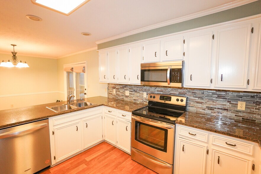 Building Photo - 325 Mockingbird Ln