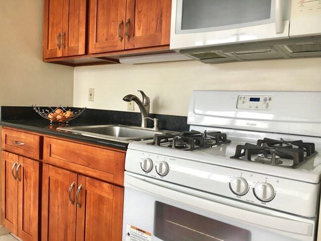 Building Photo - **VIEW FULL AD FOR DETAILS** $995 1ST MONTH RENT SPECIAL | REMODELED! CENTRALIZED LOCATION! GREAT...