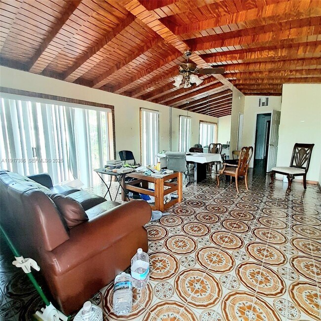 Building Photo - 1830 NE 175th St