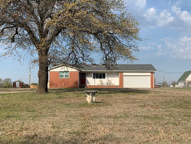 Building Photo - Property on approx 1 acre with lots of upd...