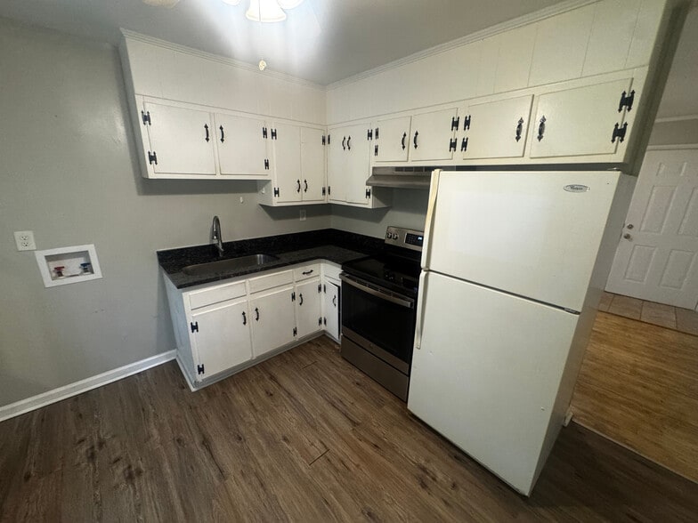 Building Photo - Room in Duplex on Monticello St
