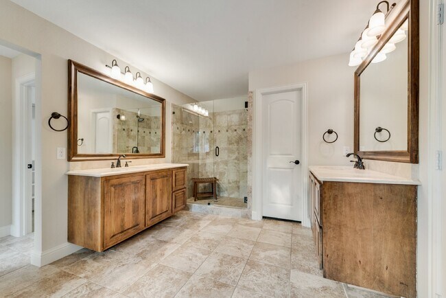 Building Photo - Spacious Elegance 5-Bed, 4.5-Bath Home with outside oasis