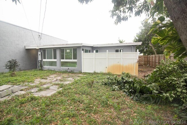 Building Photo - 1650 NE 44th St