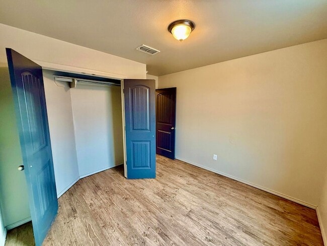 Building Photo - 909 Manchester Ct