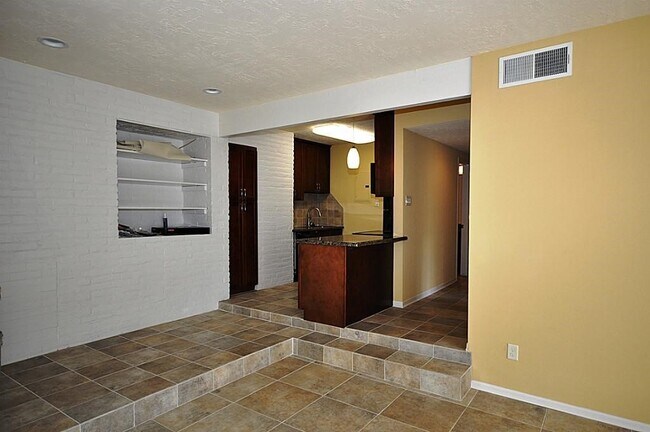 Building Photo - 5214 Memorial Dr