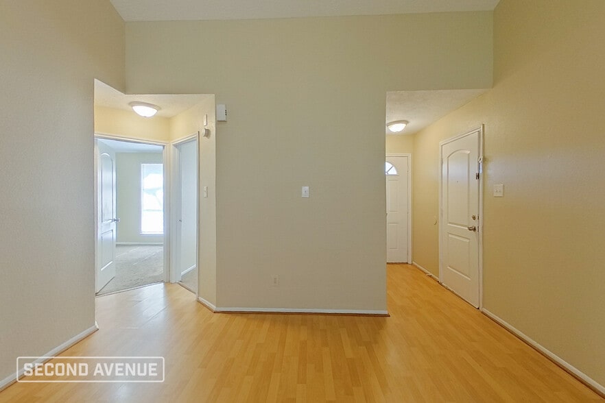 Building Photo - 10803 Thorncliff Dr