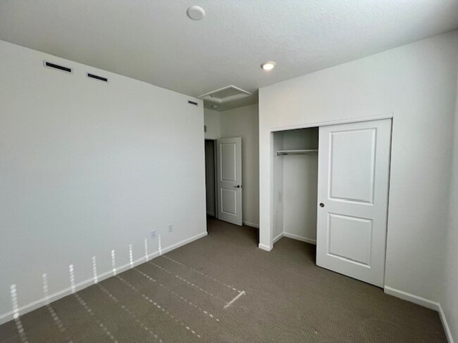 Building Photo - Stunning 2 Bed, 2.5 Bath Townhome