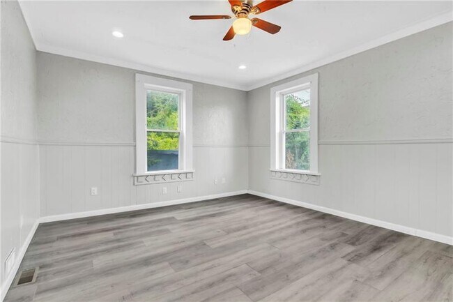 Building Photo - 305 1/2 E Lutton St