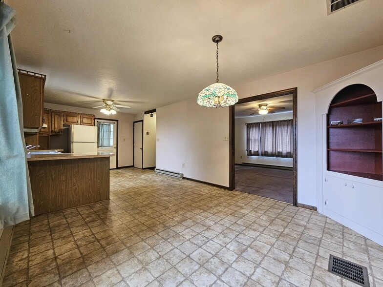 Building Photo - 474 N Maple St