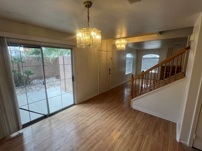 Building Photo - 3 bedrom 2.5 bath Gated Community Townhome with community  Pool, Spa & Private Garage