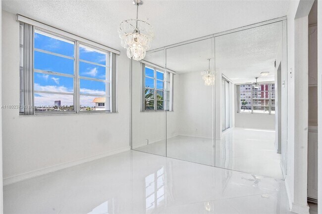 Building Photo - 3113 S Ocean Dr