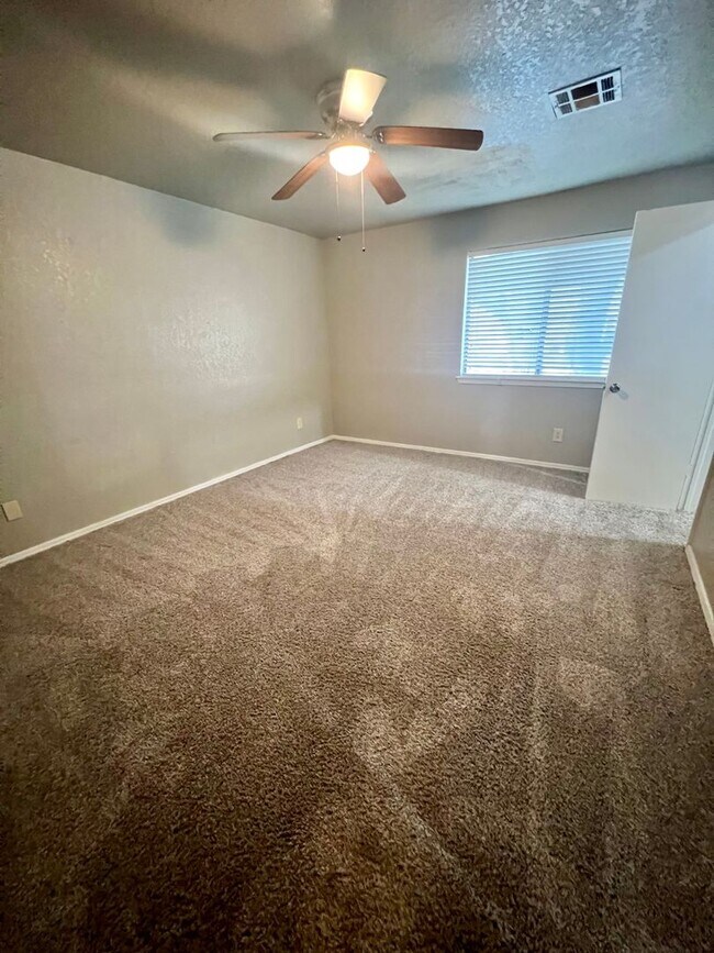 Building Photo - Norman Duplex- Bright and Modern!