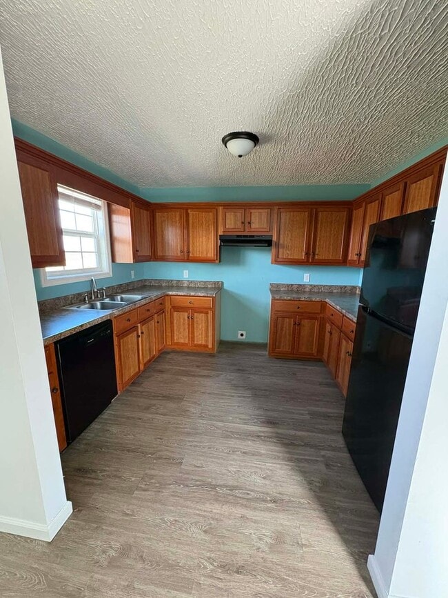 Building Photo - Country Living Home!